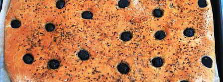 фокачча из муки двух сортов с маслинами и травами. Шаг 6