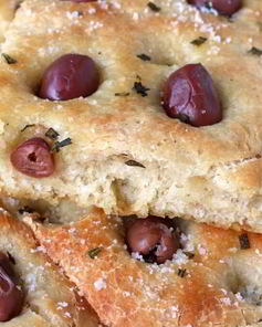Фокачча с маслинами и розмарином