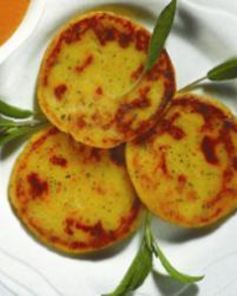 Лепешки из картофеля с соусом из сладкого перца