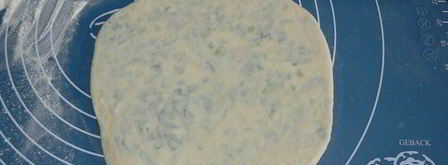 осетинские лепешки с черемшой и сулугуни по-сибирски. Шаг 10