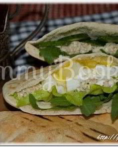 Пита с салатом из рукколы и горбуши