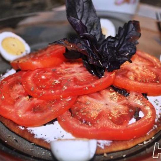 Рецепт сладкой лепешки с базиликом, фетаксой и томатами