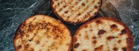 сладкая лепешка с базиликом, фетаксой и томатами. Шаг 4