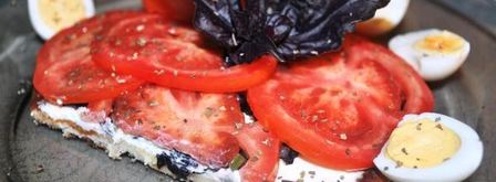 сладкая лепешка с базиликом, фетаксой и томатами. Шаг 8