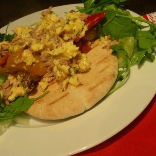 Рецепт яичницы-болтуньи с тунцом, маринованным перцем и лепешками пита