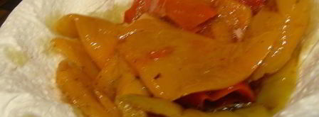 яичница-болтунья с тунцом, маринованным перцем и лепешками пита. Шаг 3