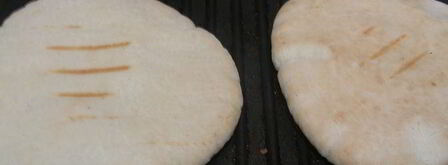 яичница-болтунья с тунцом, маринованным перцем и лепешками пита. Шаг 7