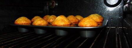 маффины с шоколадом и малиновым повидлом. Шаг 9