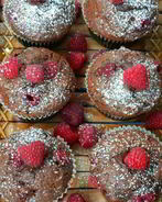 Шоколадные маффины с малиной