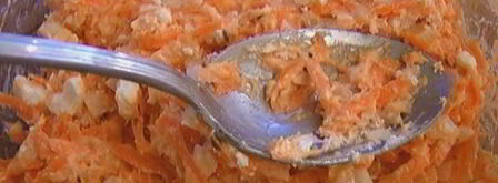 морковные оладьи на хрустящих крекерах с йогуртовым соусом. Шаг 6