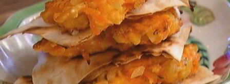 морковные оладьи на хрустящих крекерах с йогуртовым соусом. Шаг 10