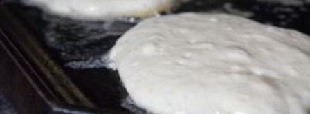 оладьи на кефире простые. Шаг 3