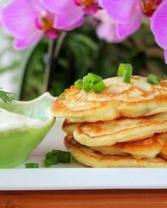 Оладьи с сосисками и зеленым луком