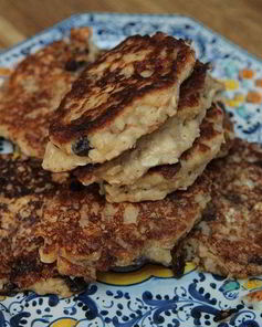 Овсяные оладушки на кефире с изюмом и корицей