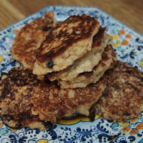 Рецепт овсяных оладушек на кефире с изюмом и корицей