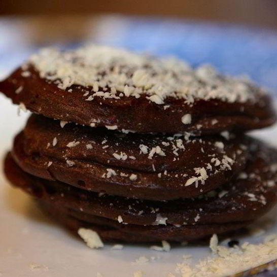 Рецепт шоколадных оладушек со взбитыми сливками