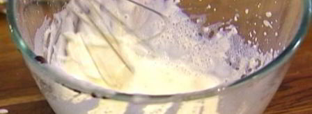 шоколадные оладушки со взбитыми сливками. Шаг 10