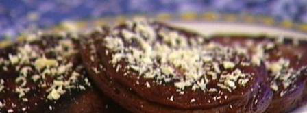 шоколадные оладушки со взбитыми сливками. Шаг 11