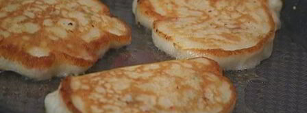 сырные оладьи с беконом и помидорами. Шаг 11