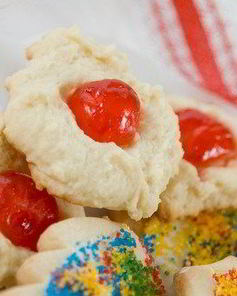 Печенье с вишней и сахарной пудрой