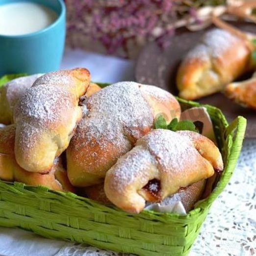 Рогалики на кефире и дрожжах с повидлом