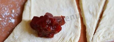 рогалики на кефире и дрожжах с повидлом. Шаг 7