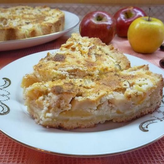 Быстрый яблочный пирог с творожной заливкой