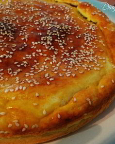 Пирог с зеленым луком и яйцами на сметанном тесте