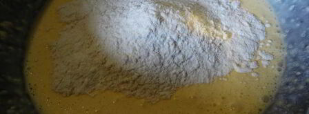 пирог с зеленым луком и яйцами на сметанном тесте. Шаг 3