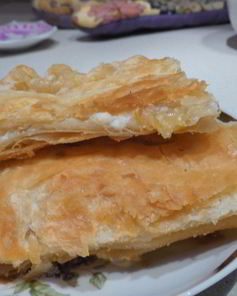 Слоеный пирог с творогом и бананом