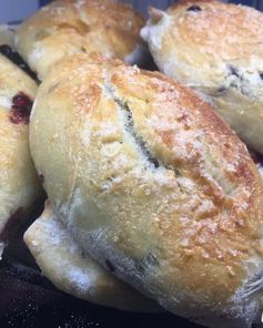 Пирожки на простокваше с лесными ягодами