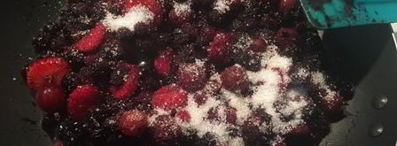 пирожки на простокваше с лесными ягодами. Шаг 4