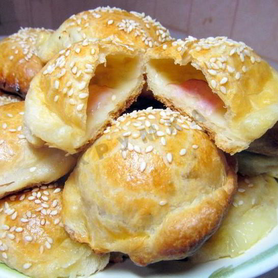 Рецепт пирожков слоеных конвертики с сыром и ветчиной