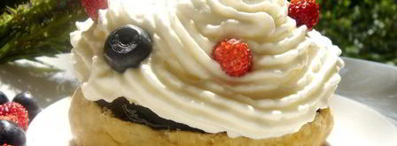 пирожное с черничным киселем, земляникой и сливками. Шаг 3