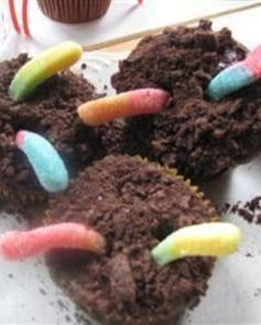 Шоколадные пирожные с червячками