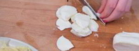 ленивая пицца с колбасой и грибами. Шаг 3