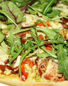 Пицца мясная с пастромой и сыровяленым окороком