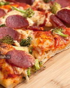 Пицца с колбасой и брокколи