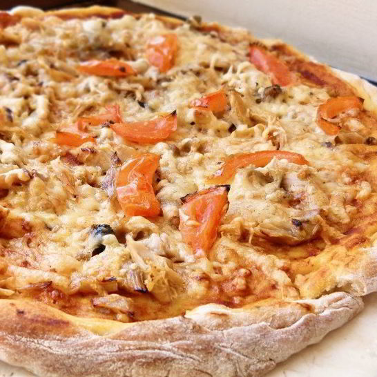Рецепт пиццы с кусочками курицы и помидорами
