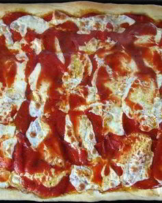 Пицца с моцареллой и томатным соусом