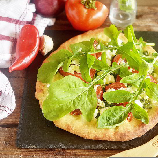 Рецепт пиццы с сыром из козьего молока и рукколой