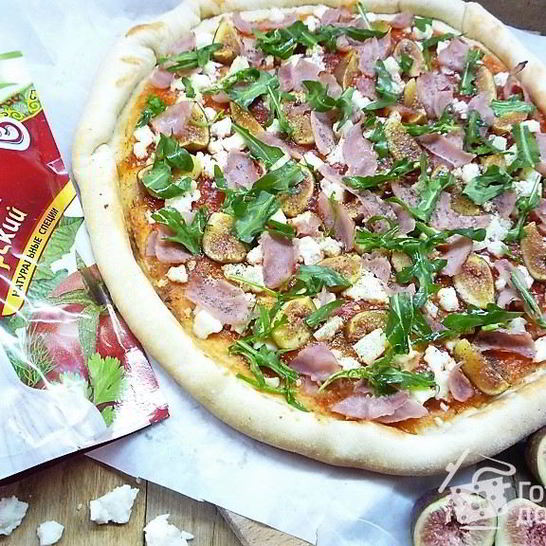 Рецепт пиццы с ветчиной, инжиром и козьим сыром