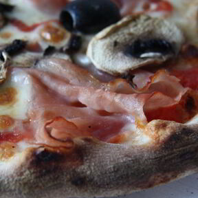 Пицца с ветчиной