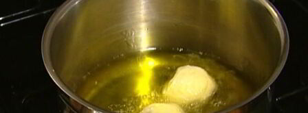 творожные пончики с изюмом. Шаг 8