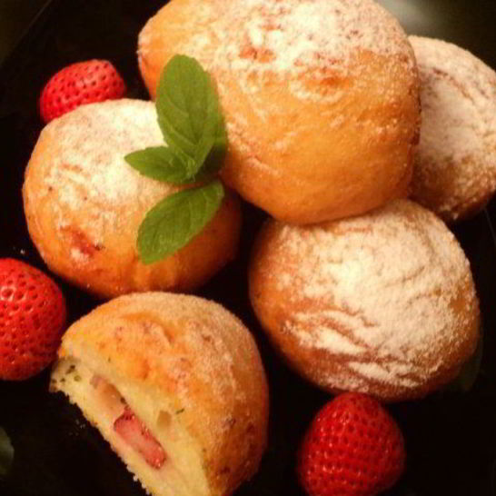 Рецепт творожных пончиков с клубникой