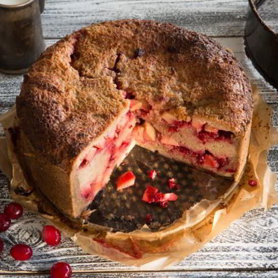 Рецепт северной шарлотки из ржаного хлеба с брусникой и яблоками