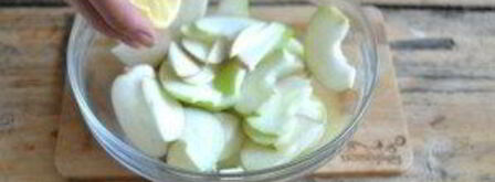 шарлотка классическая с яблоками. Шаг 4