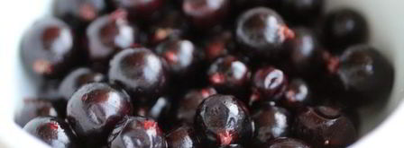 шарлотка с черной смородиной из мультиварки. Шаг 3