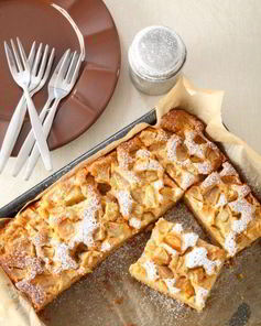 Шарлотка с кислыми яблоками и корицей