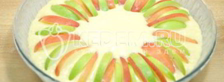 шарлотка с творогом и яблоками. Шаг 12